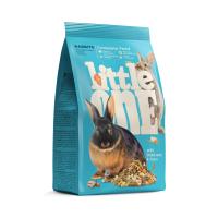 Little One_feed_rabbits_face