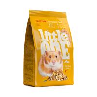 Little One_feed_hamsters_face