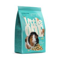 Little One_feed_guinea pigs_face