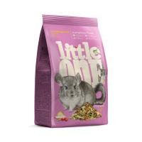 Little One_feed_chinchillas_face
